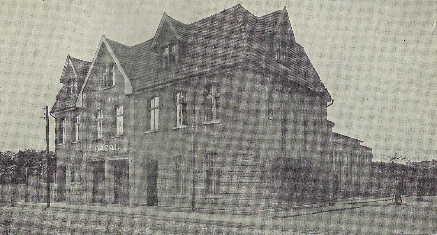 Budynek Bazaru w tle po prawej stronie widoczna duża sala 1913 r.
