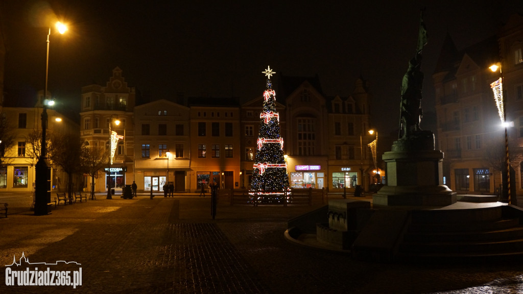 Montaż choinki na rynku