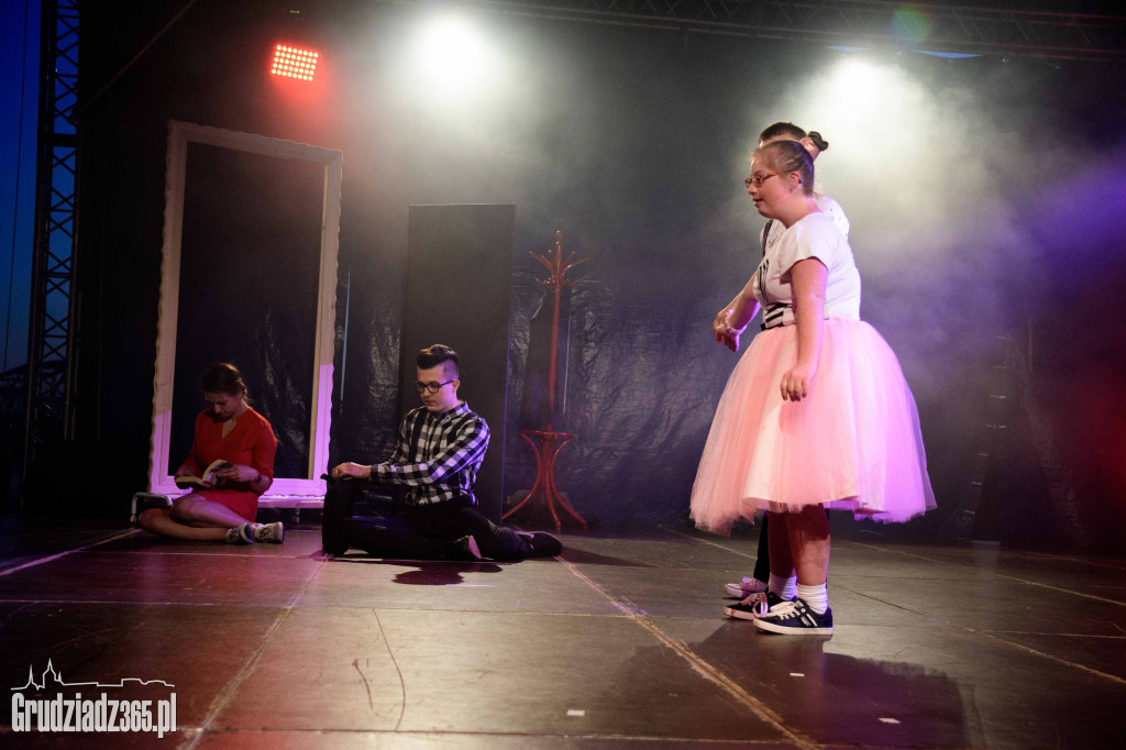 Nie-równi-spektakl Grudziądzki Teatr Tańca