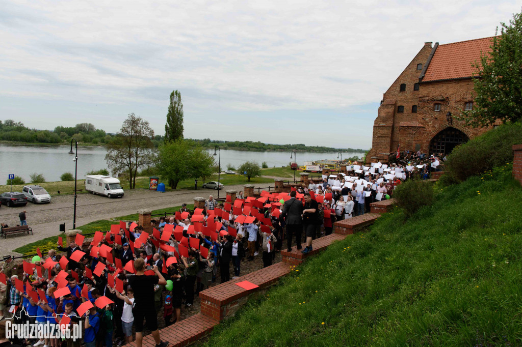 Święto Flagi- Mieszkańcy świętują na Rynku