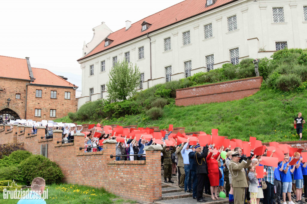 Święto Flagi- Mieszkańcy świętują na Rynku