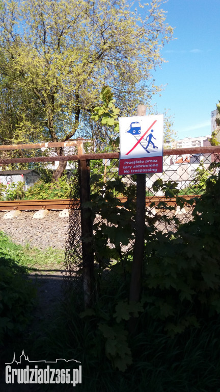 W Grudziądzu łatwiej postawić znak niż załatać dziurę...