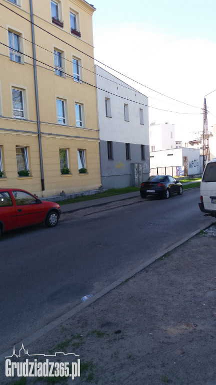 W Grudziądzu łatwiej postawić znak niż załatać dziurę...