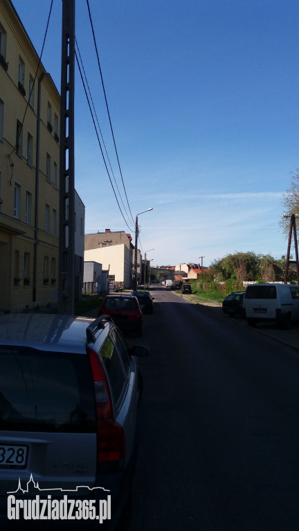 W Grudziądzu łatwiej postawić znak niż załatać dziurę...