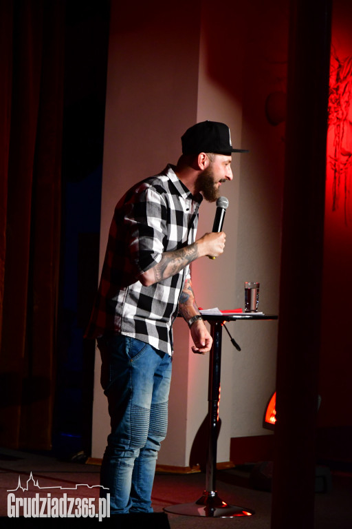 Komediowa Hekatomba: Nagrywka Adama Bendlera