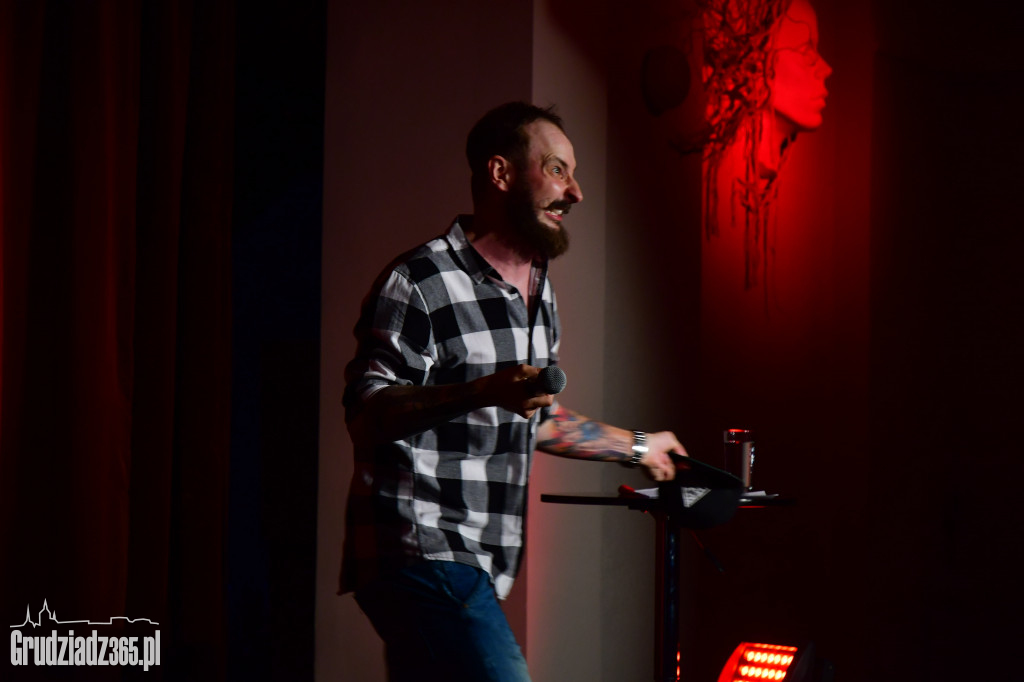 Komediowa Hekatomba: Nagrywka Adama Bendlera