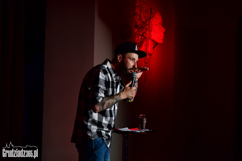 Komediowa Hekatomba: Nagrywka Adama Bendlera