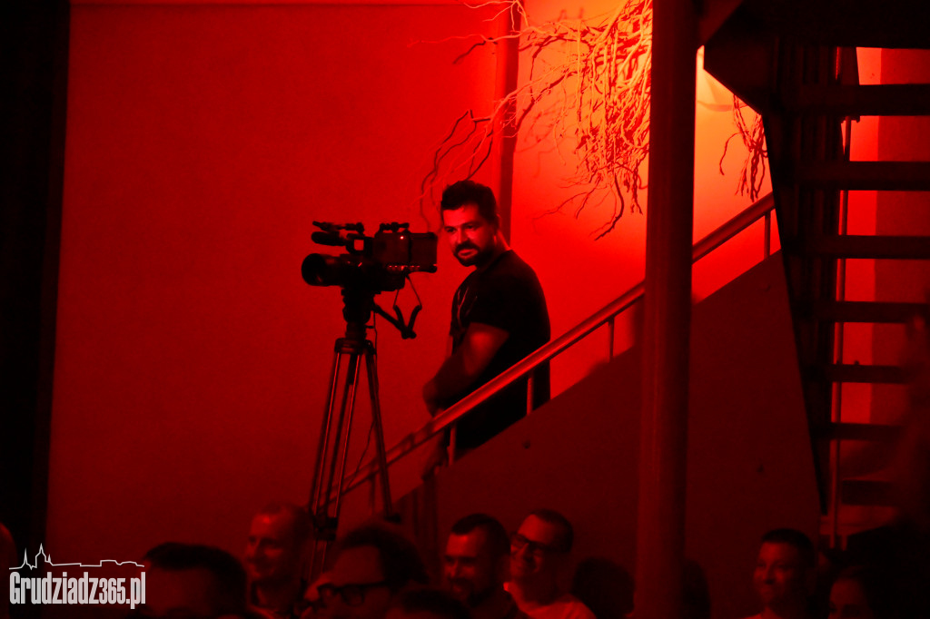 Komediowa Hekatomba: Nagrywka Adama Bendlera