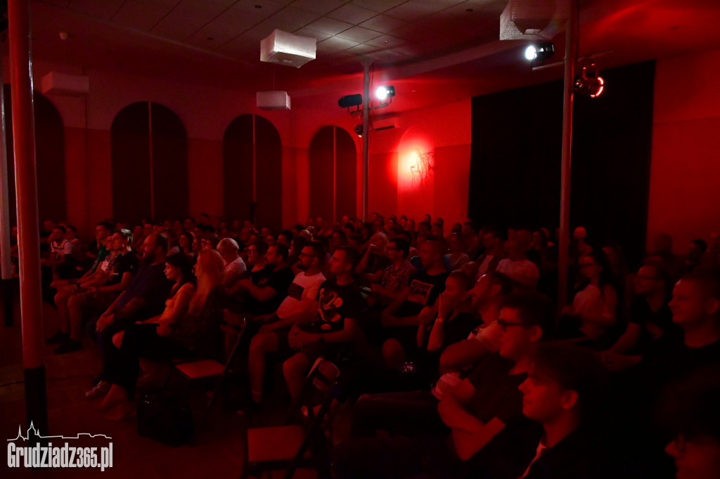 Komediowa Hekatomba: Nagrywka Adama Bendlera