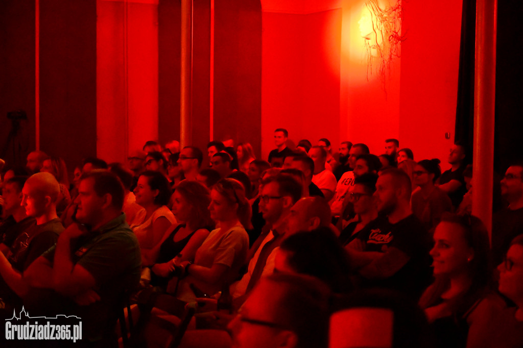 Komediowa Hekatomba: Nagrywka Adama Bendlera