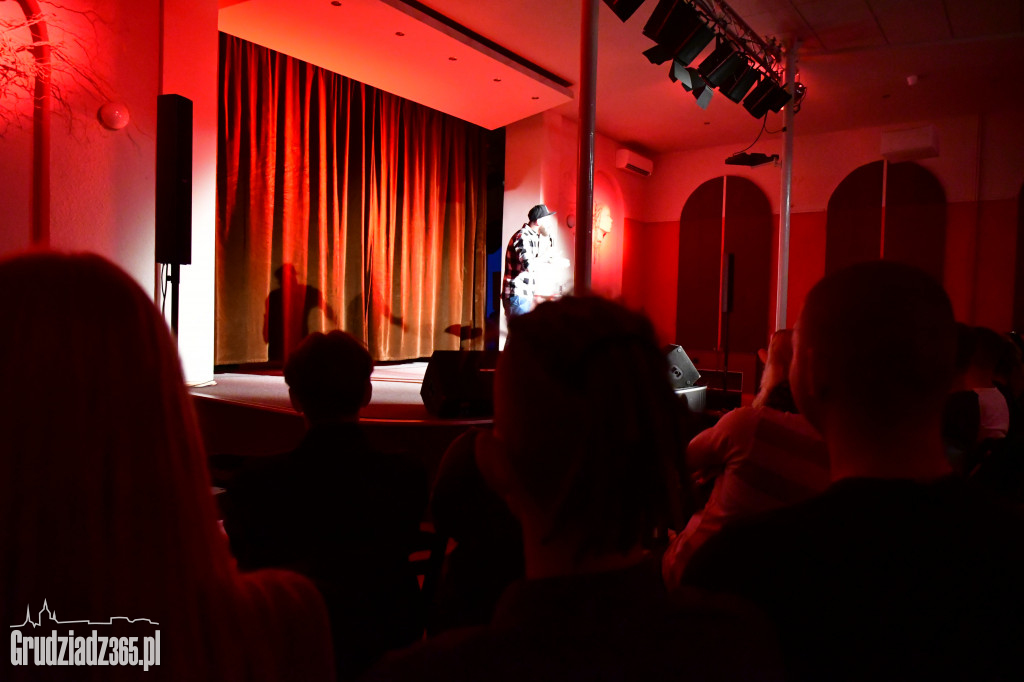 Komediowa Hekatomba: Nagrywka Adama Bendlera