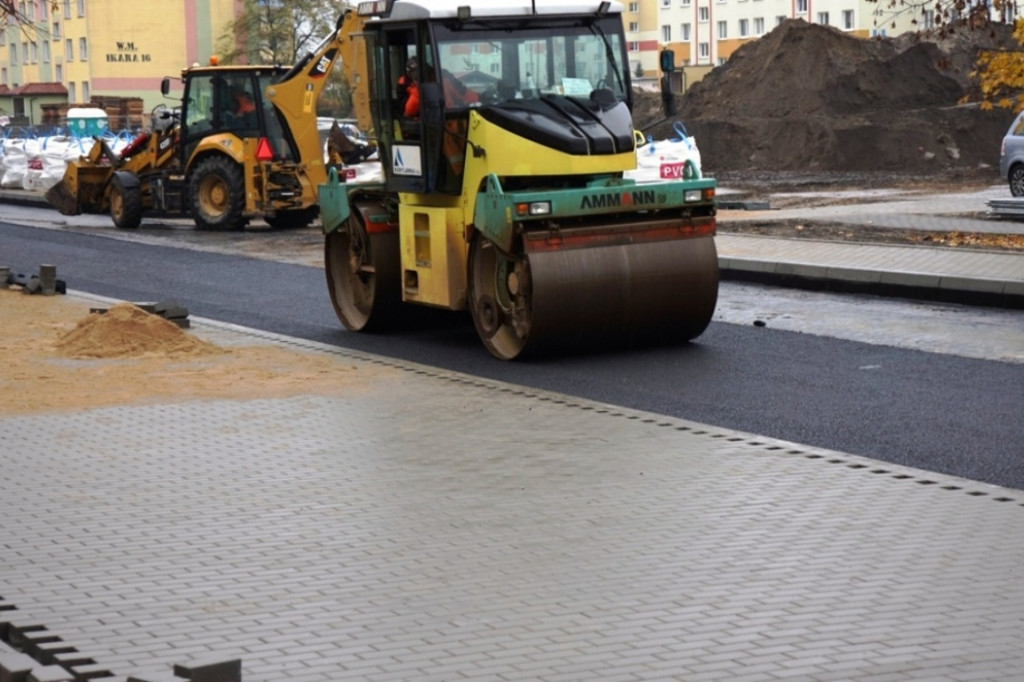 Wylewanie asfaltu na Ikara