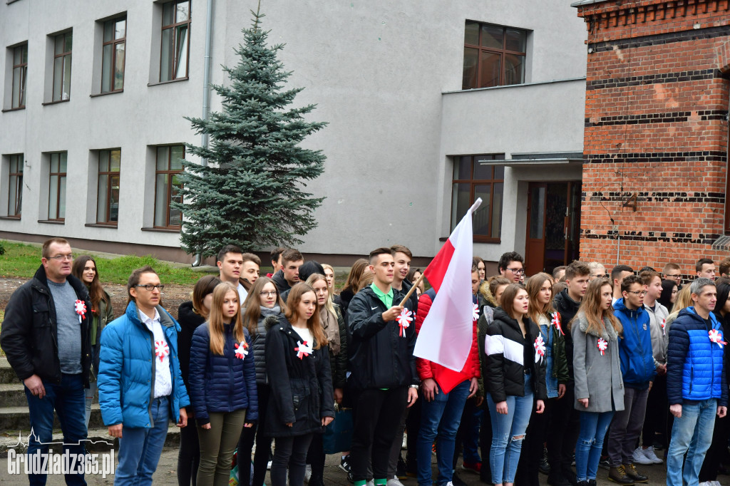 Całe LO nr1 Śpiewa Hymn Państwowy