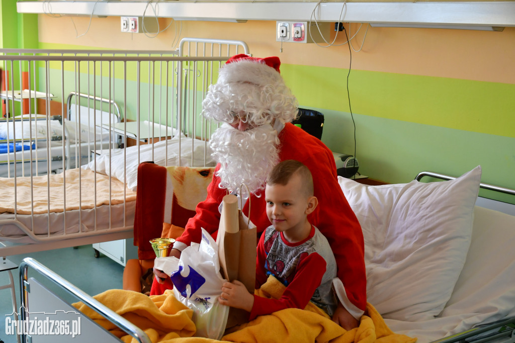 Święty Mikołaj na oddziale dziecięcym w szpitalu