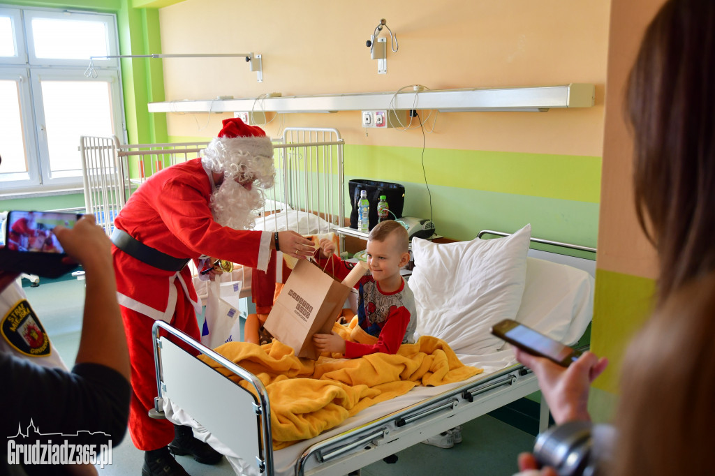 Święty Mikołaj na oddziale dziecięcym w szpitalu