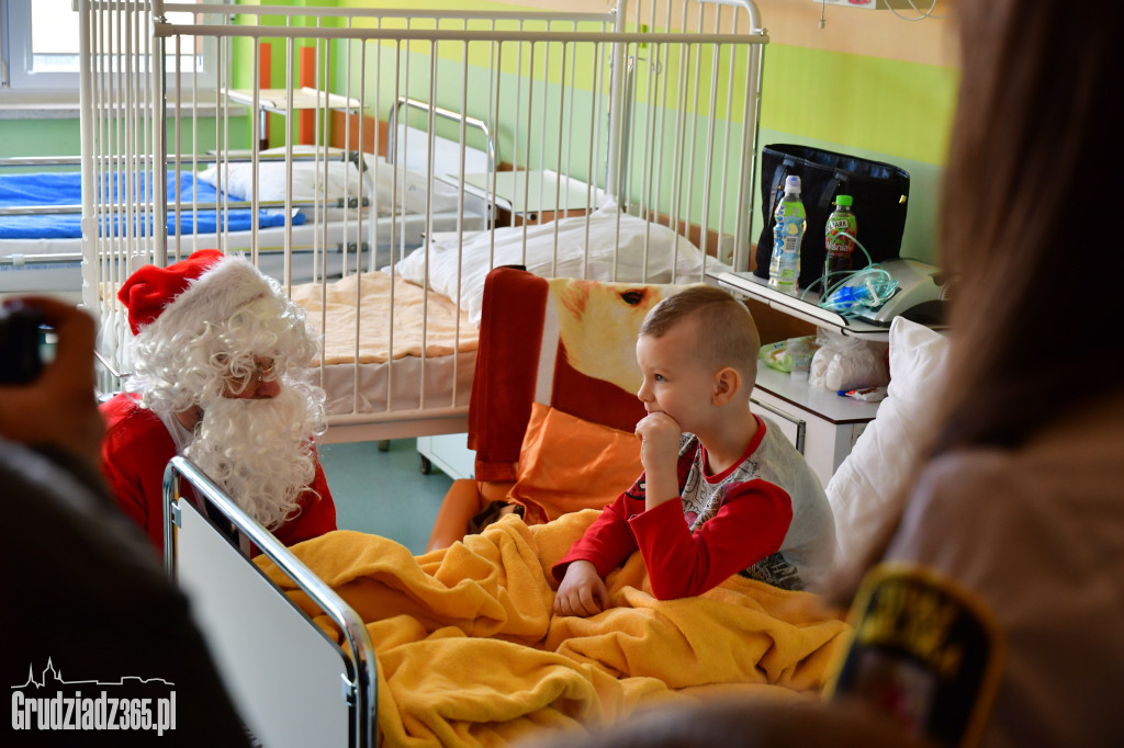Święty Mikołaj na oddziale dziecięcym w szpitalu