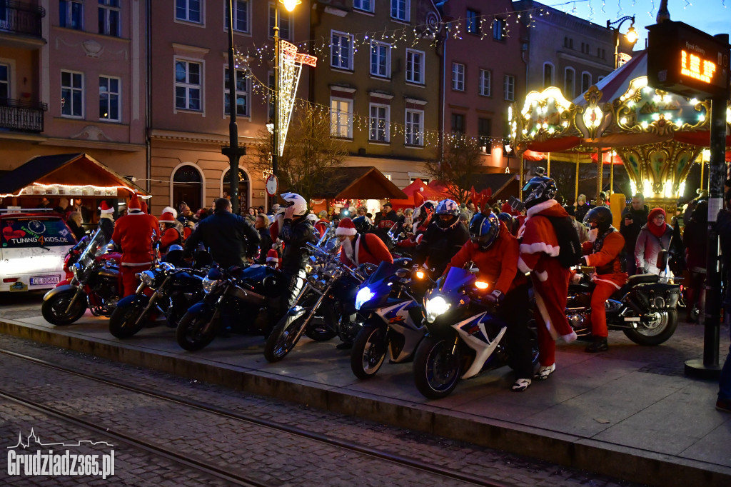 Motocykliczni na jarmarku Świętego Mikołaja