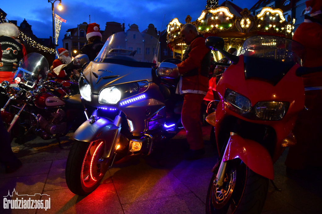 Motocykliczni na jarmarku Świętego Mikołaja