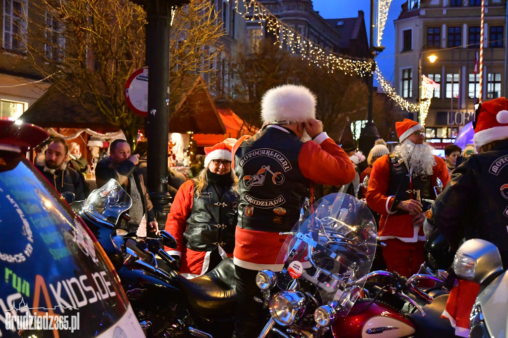 Motocykliczni na jarmarku Świętego Mikołaja