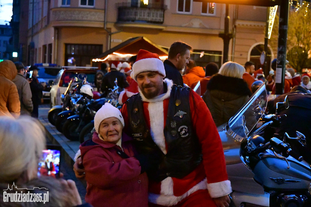 Motocykliczni na jarmarku Świętego Mikołaja
