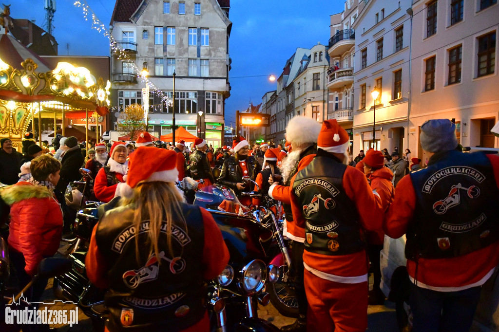 Motocykliczni na jarmarku Świętego Mikołaja