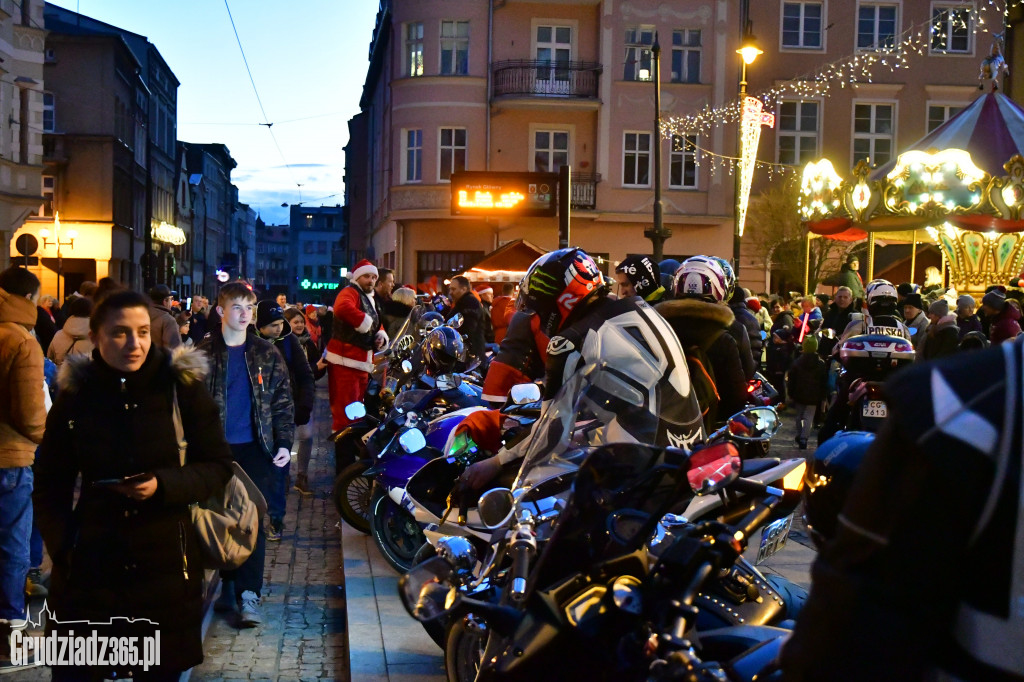 Motocykliczni na jarmarku Świętego Mikołaja