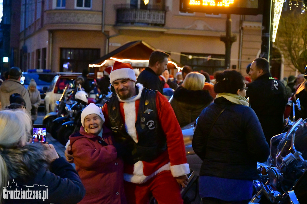 Motocykliczni na jarmarku Świętego Mikołaja