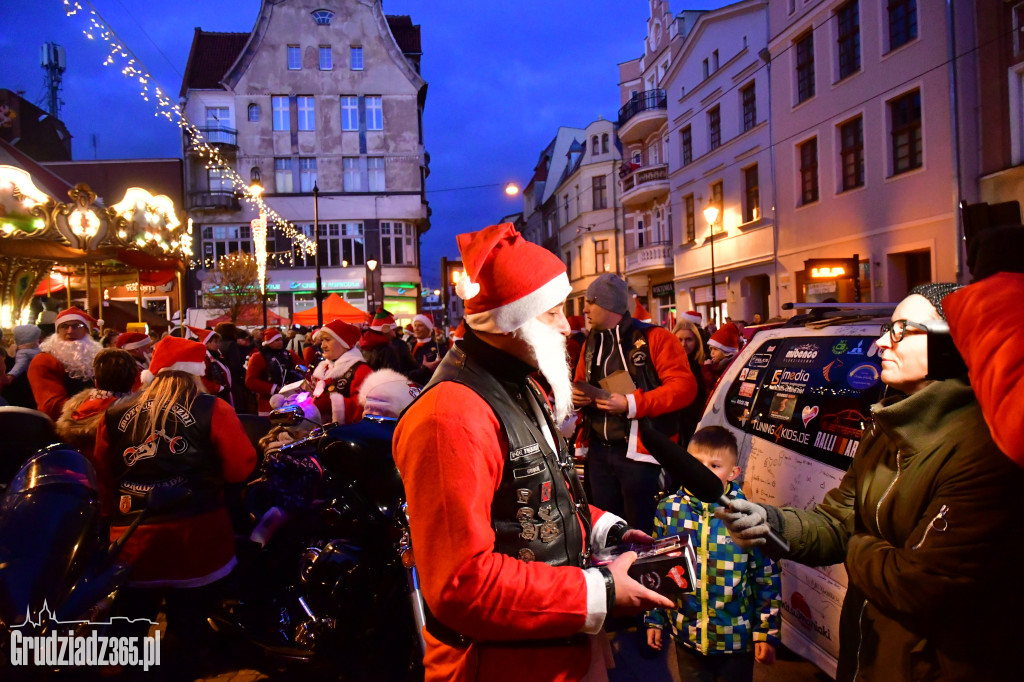 Motocykliczni na jarmarku Świętego Mikołaja