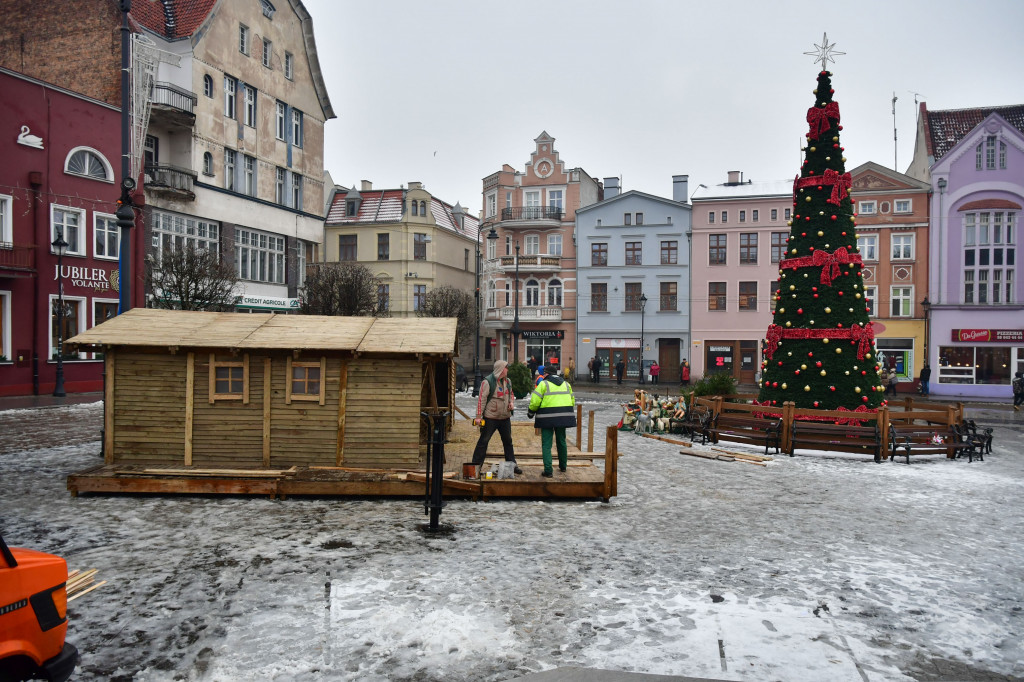 Rynek- Powstaje Szopka Bożonarodzeniowa