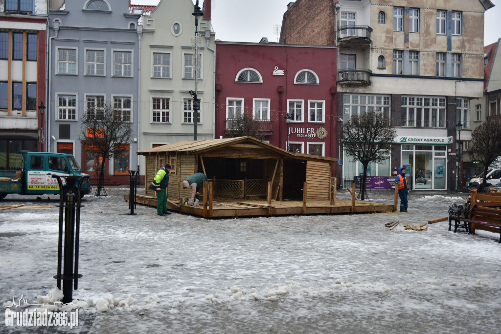 Rynek- Powstaje Szopka Bożonarodzeniowa