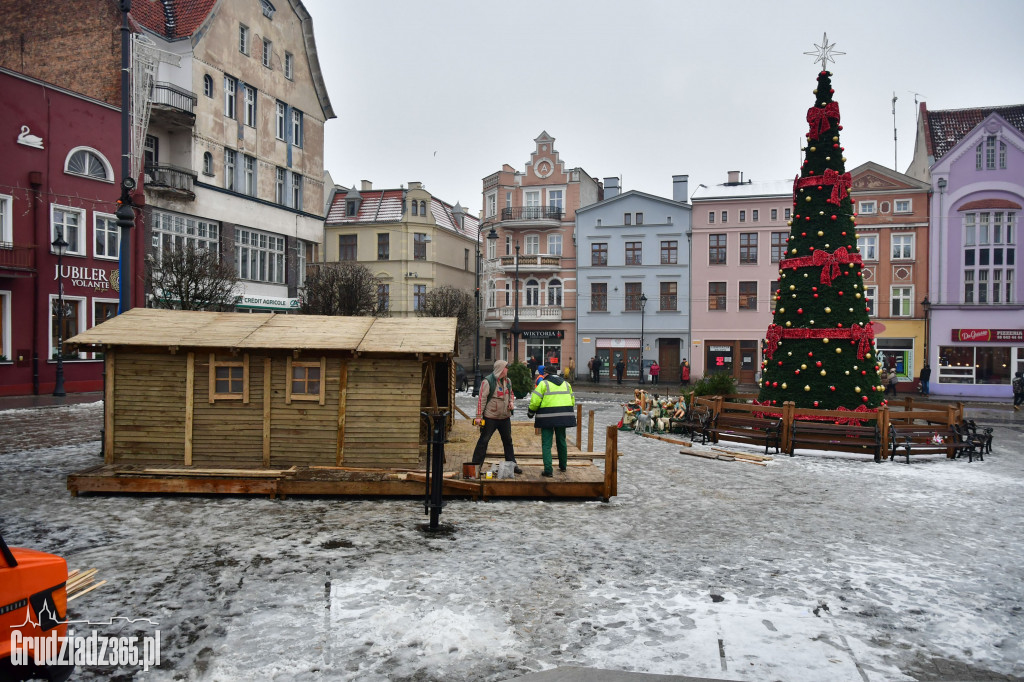 Rynek- Powstaje Szopka Bożonarodzeniowa