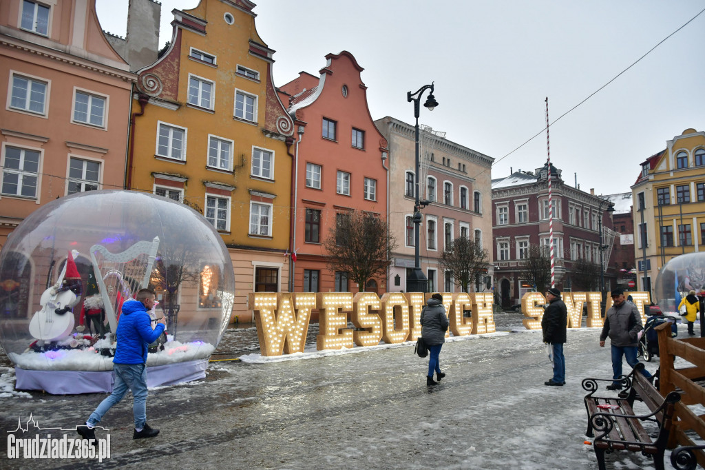 Rynek- Powstaje Szopka Bożonarodzeniowa