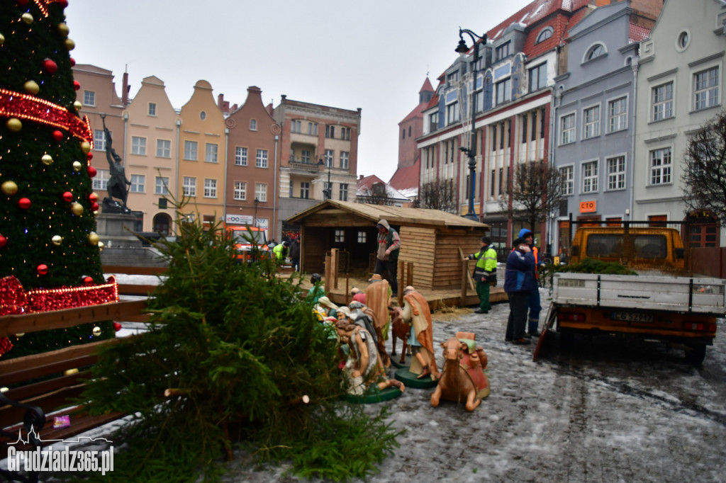 Rynek- Powstaje Szopka Bożonarodzeniowa