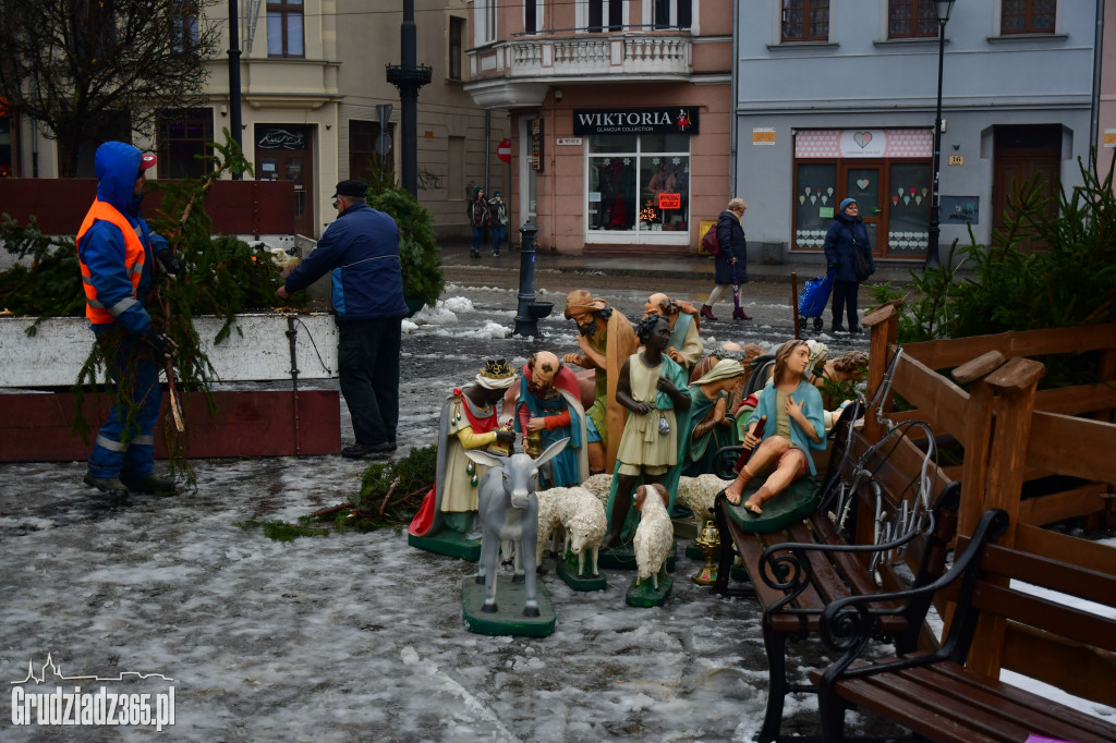 Rynek- Powstaje Szopka Bożonarodzeniowa