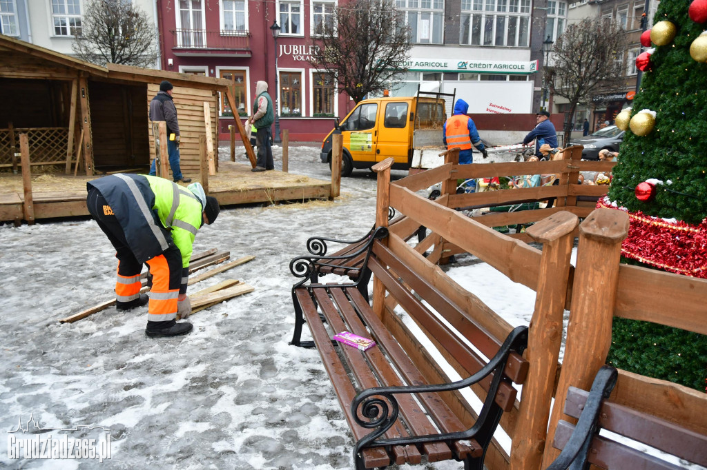 Rynek- Powstaje Szopka Bożonarodzeniowa