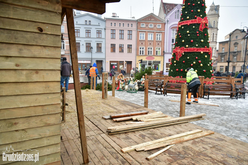 Rynek- Powstaje Szopka Bożonarodzeniowa