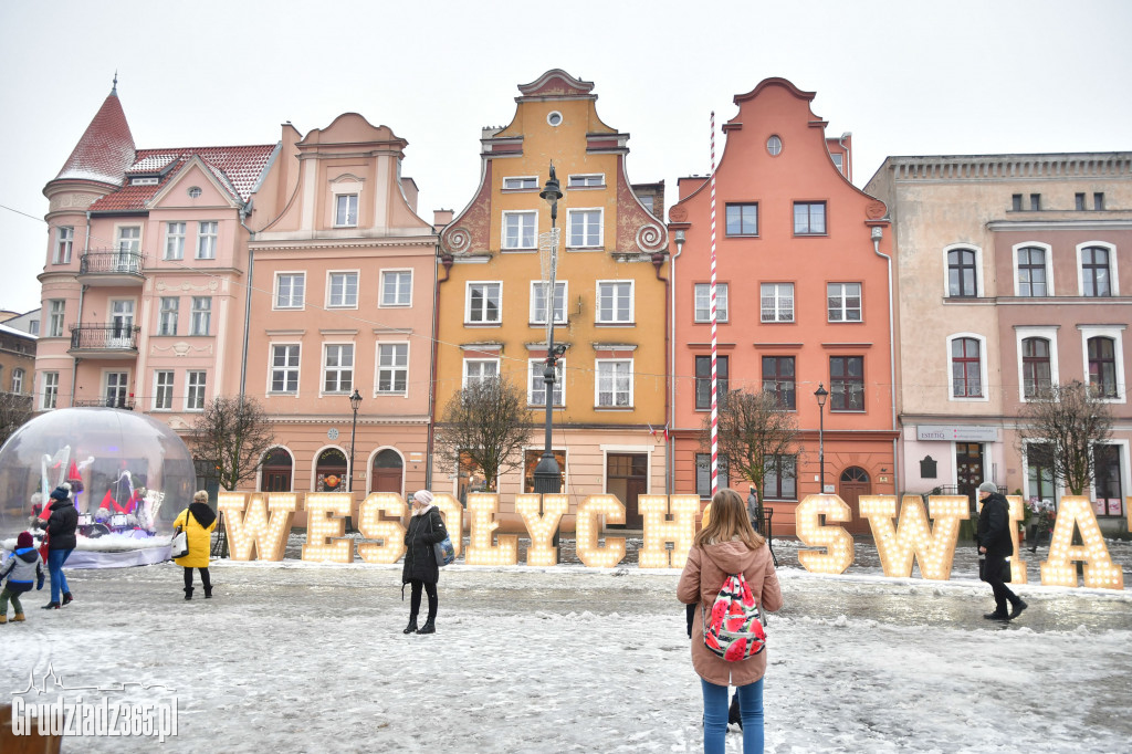 Rynek- Powstaje Szopka Bożonarodzeniowa