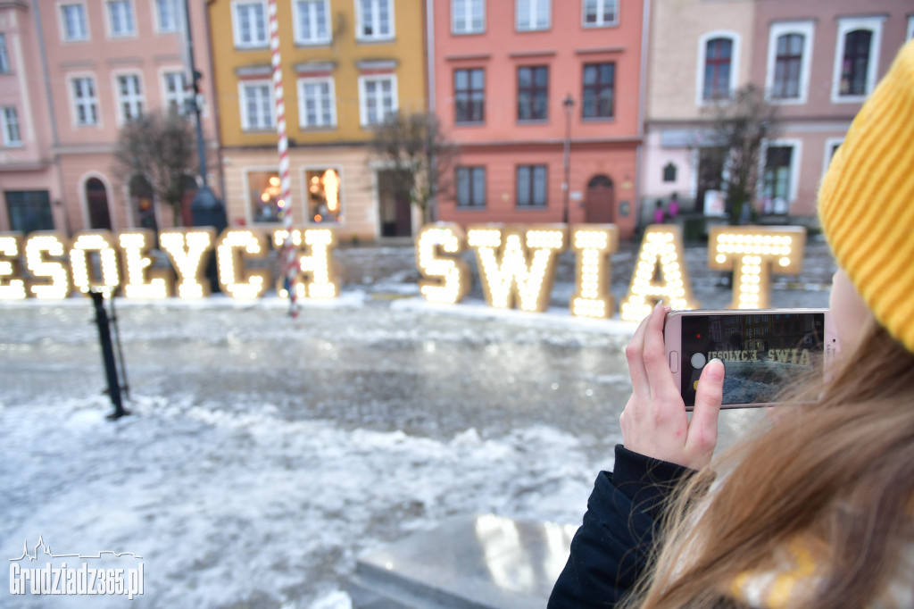 Rynek- Powstaje Szopka Bożonarodzeniowa