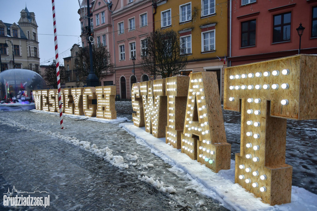 Rynek- Powstaje Szopka Bożonarodzeniowa