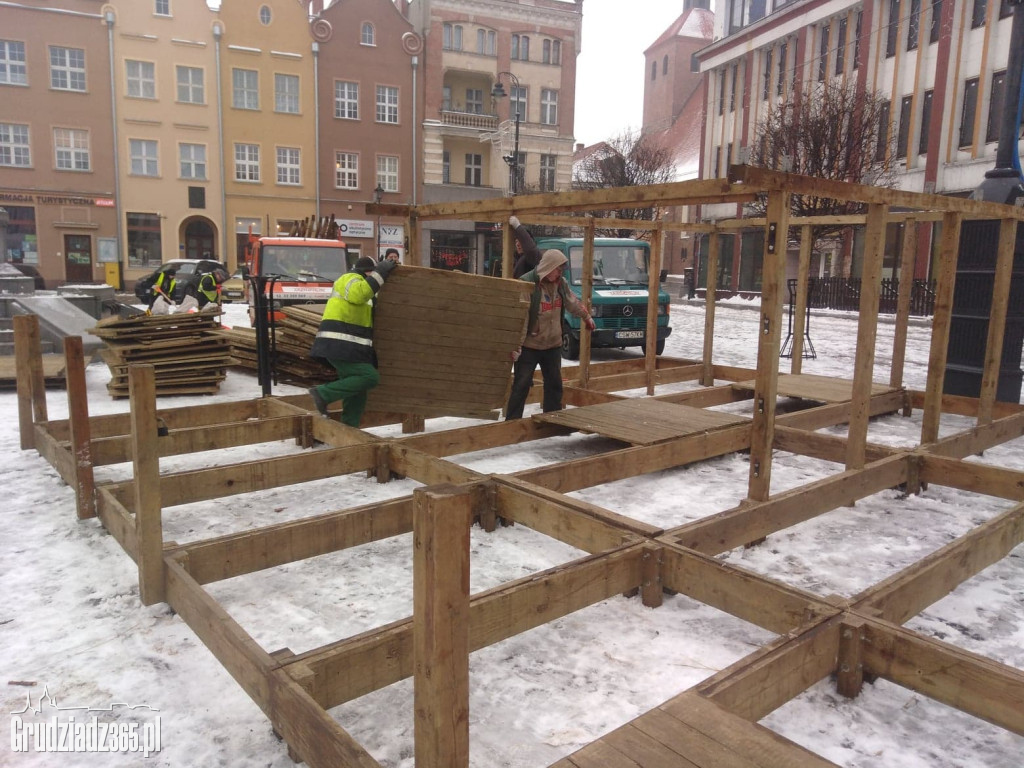 Rynek- Powstaje Szopka Bożonarodzeniowa