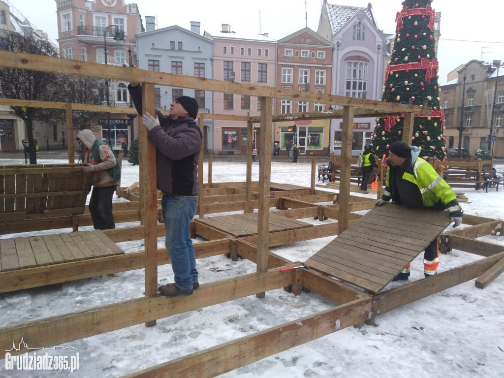 Rynek- Powstaje Szopka Bożonarodzeniowa