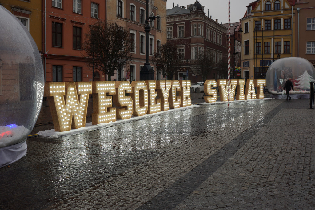 Szopka bożonarodzeniowa w deszczu