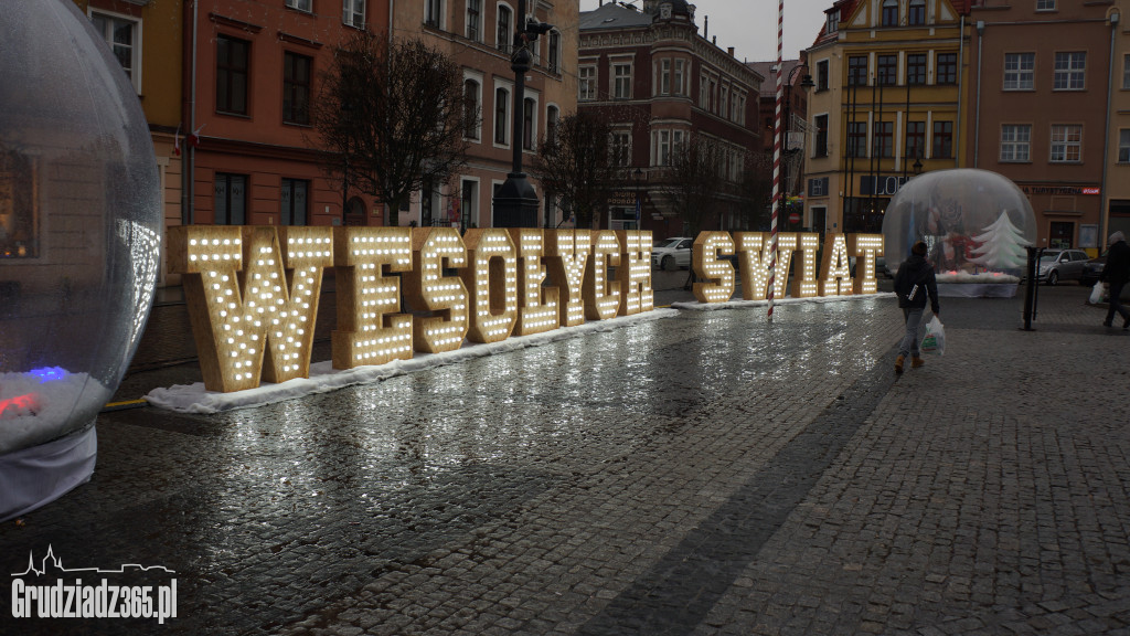 Szopka bożonarodzeniowa w deszczu