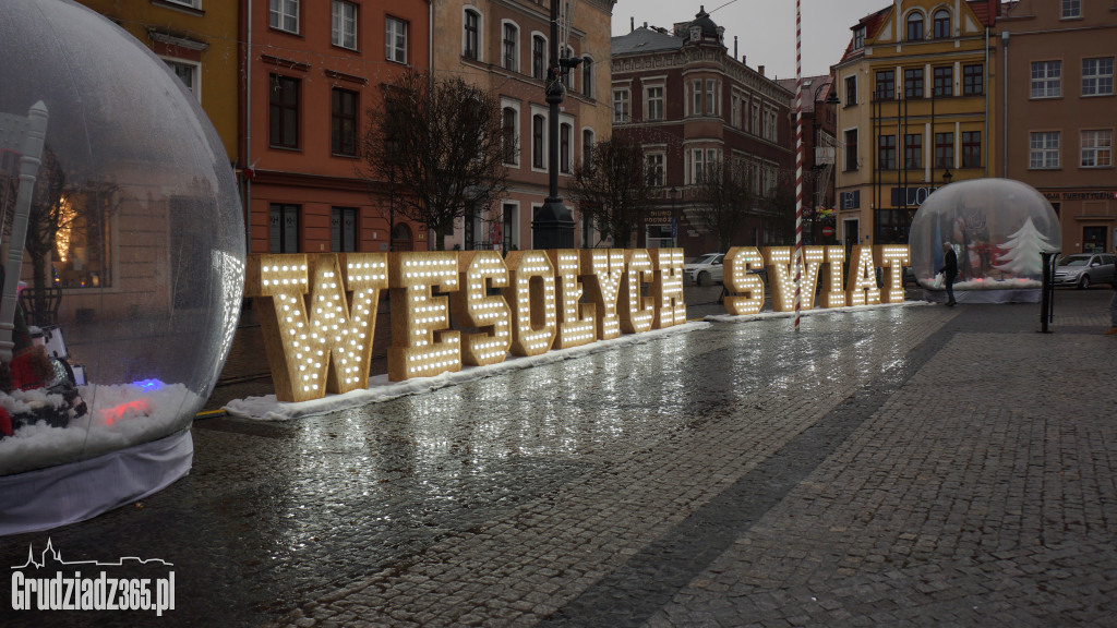 Szopka bożonarodzeniowa w deszczu