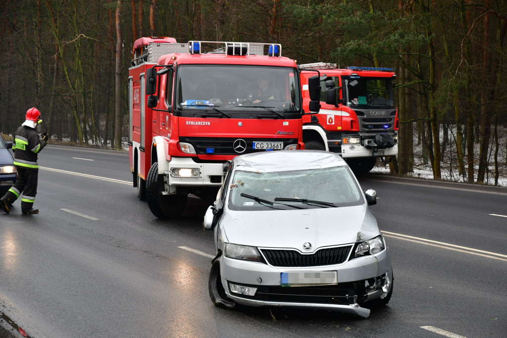 Dachowanie Skody na ulicy Warszawskiej