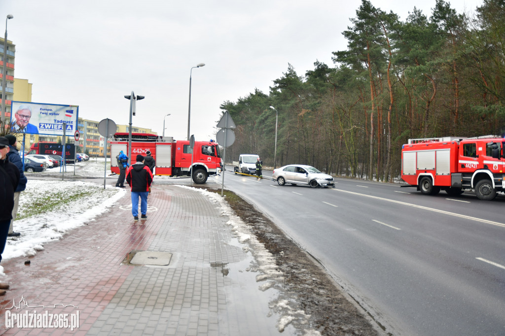Dachowanie Skody na ulicy Warszawskiej