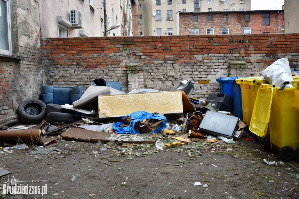 Włodka 1 Chełmińska 7 śmieci w centrum miasta