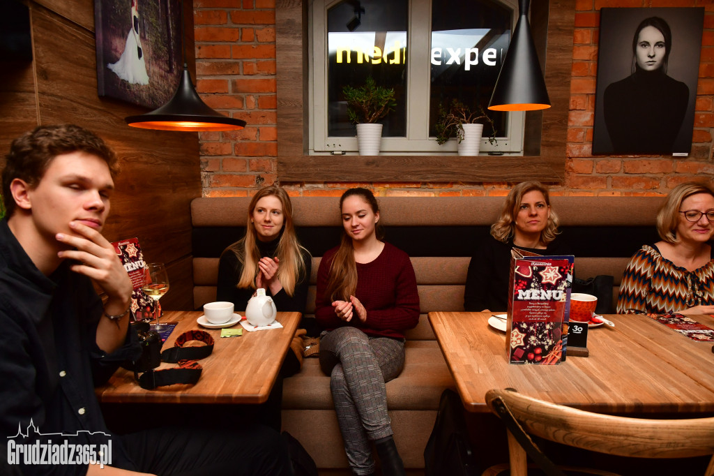 Kobieta- wystawa fotografii w restauracji Staropolska