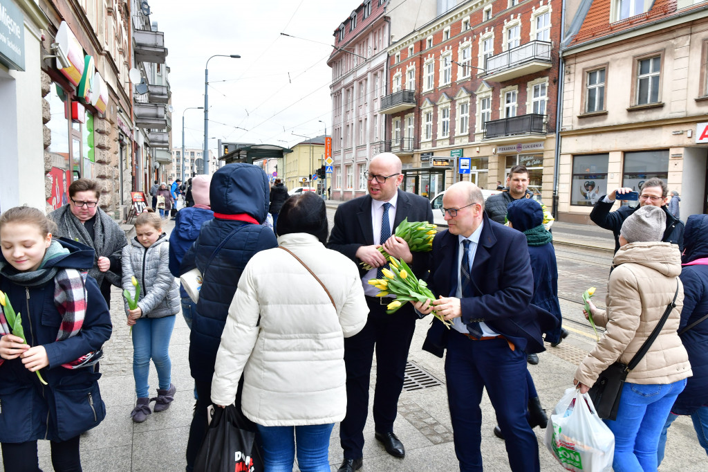 Prezydenci z kwiatami w Dzień Kobiet