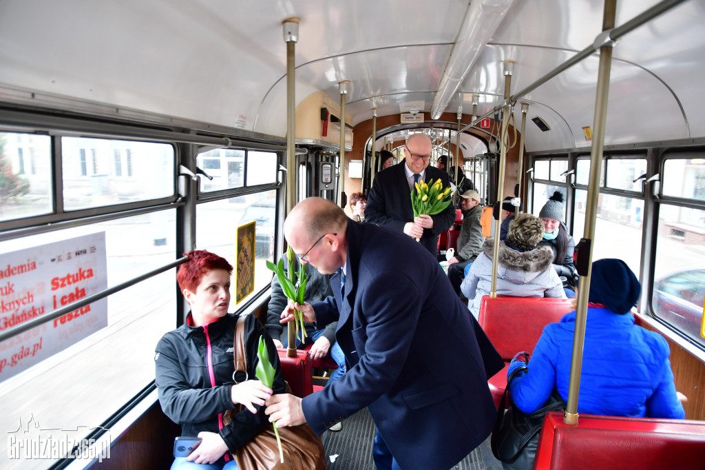 Prezydenci z kwiatami w Dzień Kobiet